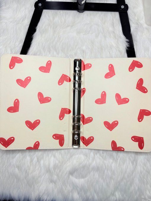 Classeur A5 coeurs rouges 