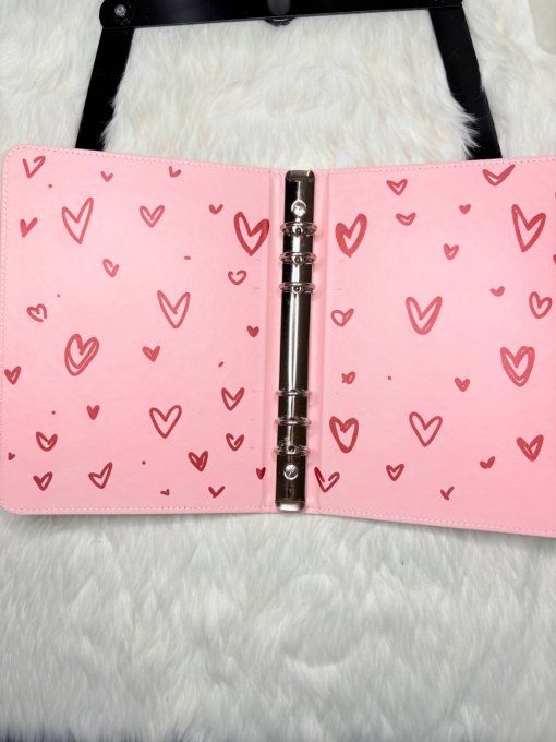 Classeur A5 rose coeurs rouges 